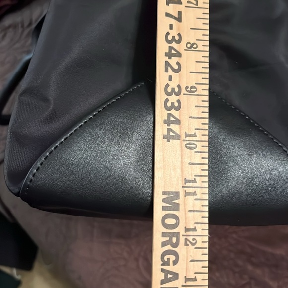 Fabletics The Grip Tote Duffel Gym/Travel Bag, Black, 20.5” x 11.5” x 6.5” - Picture 14 of 15